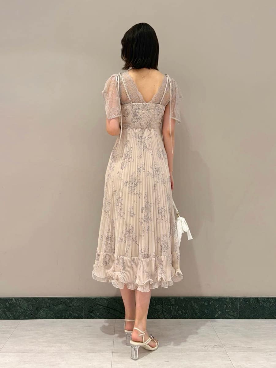 ホワイト系のキャミソールを着用したレディースの春コーディネートの2枚目の写真