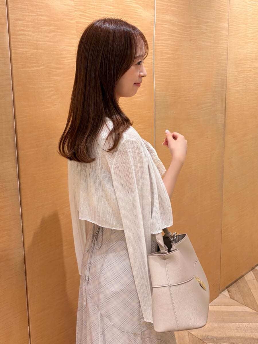その他のサンダル、ベージュ系のワンピース、ベージュ系のハンドバッグを着用したレディースの夏コーディネートの6枚目の写真