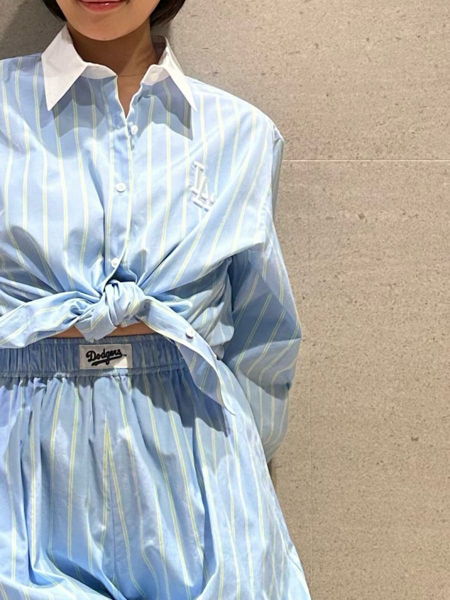 ブルー系のその他パンツ、ブルー系のシャツ/ブラウス、ブラウン系のパンプスを着用したレディースの春コーディネートの7枚目の写真