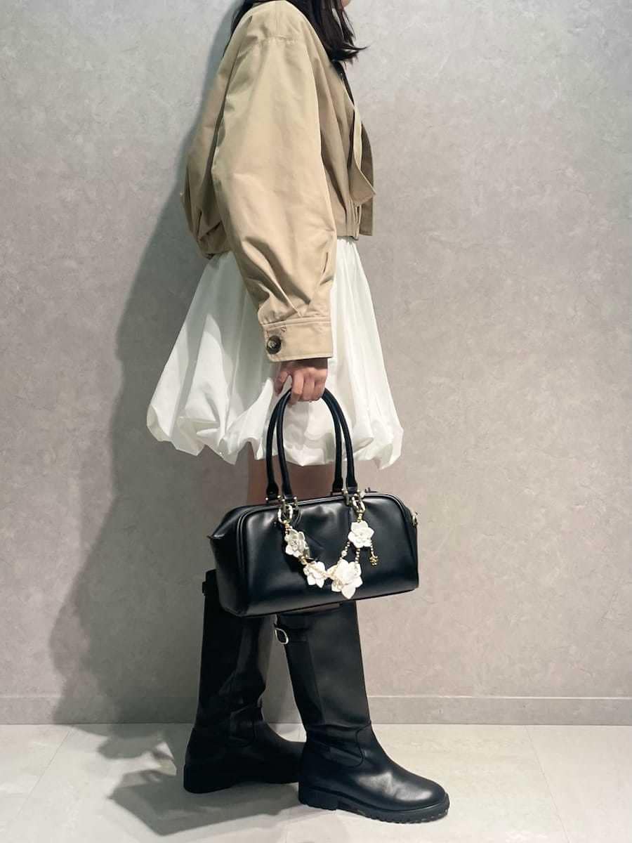 ベージュ系のブルゾン、ホワイト系のその他パンツ、その他のTシャツ/カットソーを着用したレディースの冬コーディネートの4枚目の写真