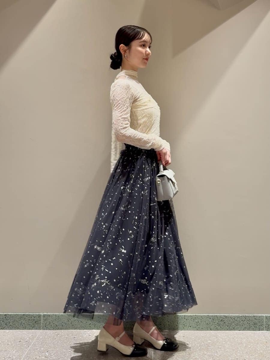 ホワイト系のTシャツ/カットソー、ブルー系のスカート、その他のパンプスを着用したレディースの夏コーディネートの2枚目の写真