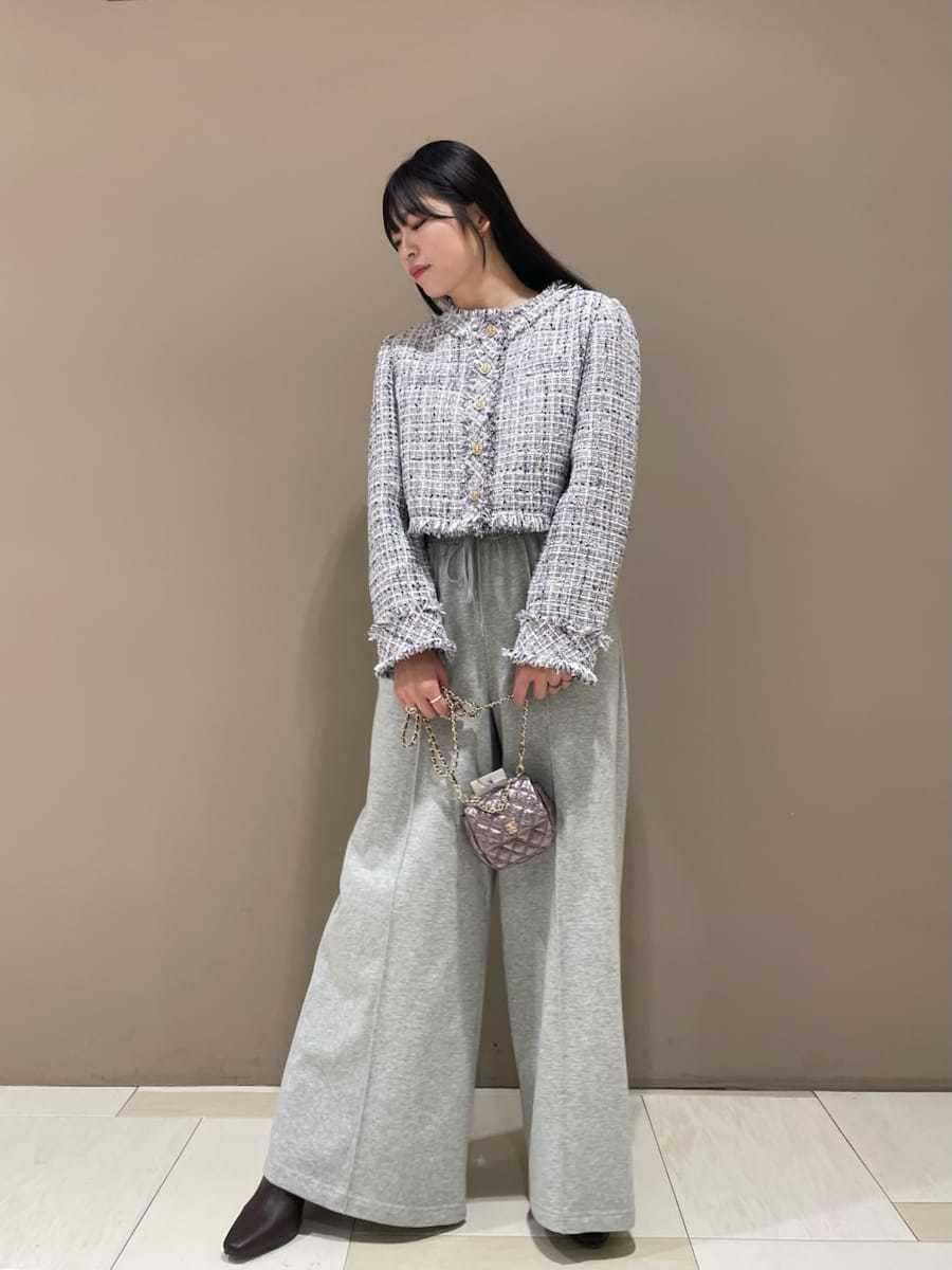 その他のノーカラージャケット、グレー系のその他パンツ、パープル系のショルダーバッグを着用したレディースの秋コーディネートの3枚目の写真