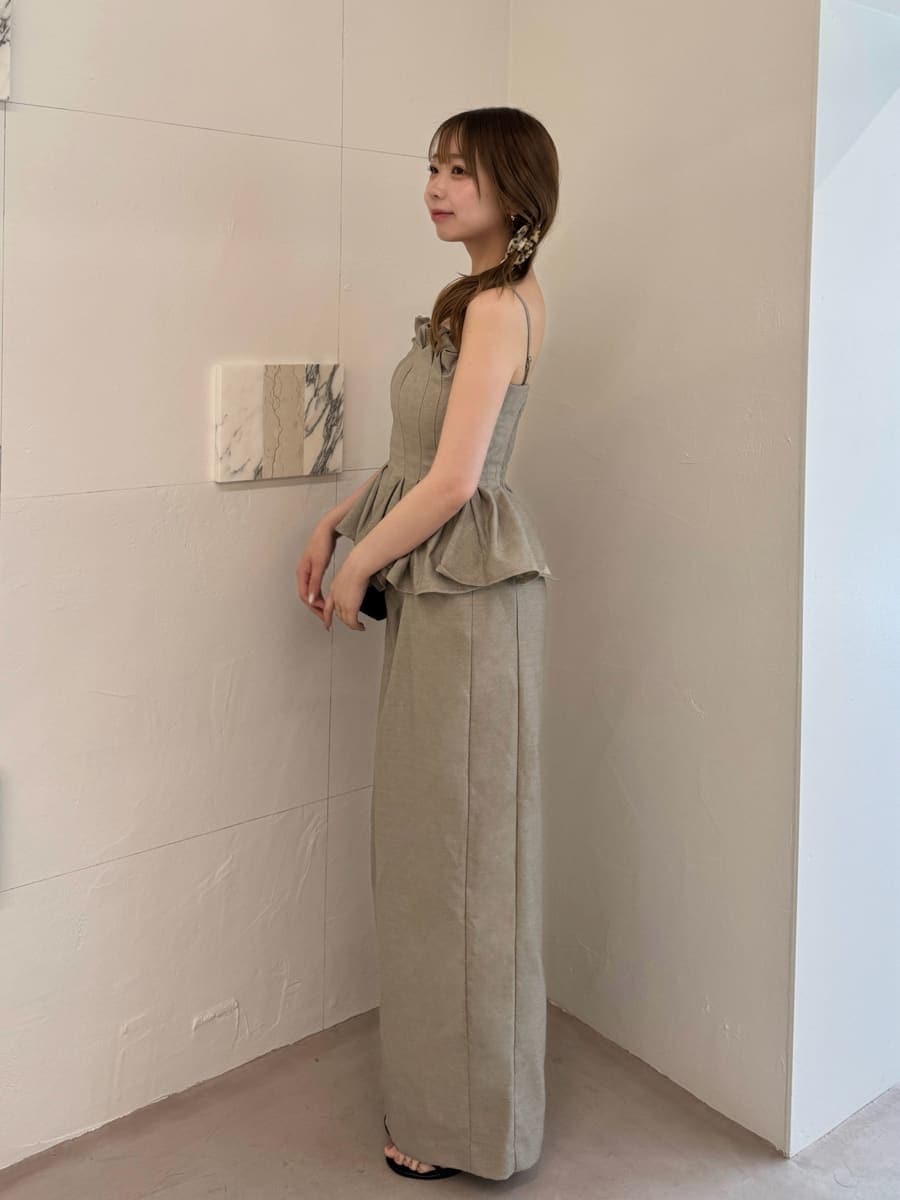 ブラック系のサンダル、ベージュ系のその他パンツ、ベージュ系のその他トップスを着用したレディースの夏コーディネートの2枚目の写真