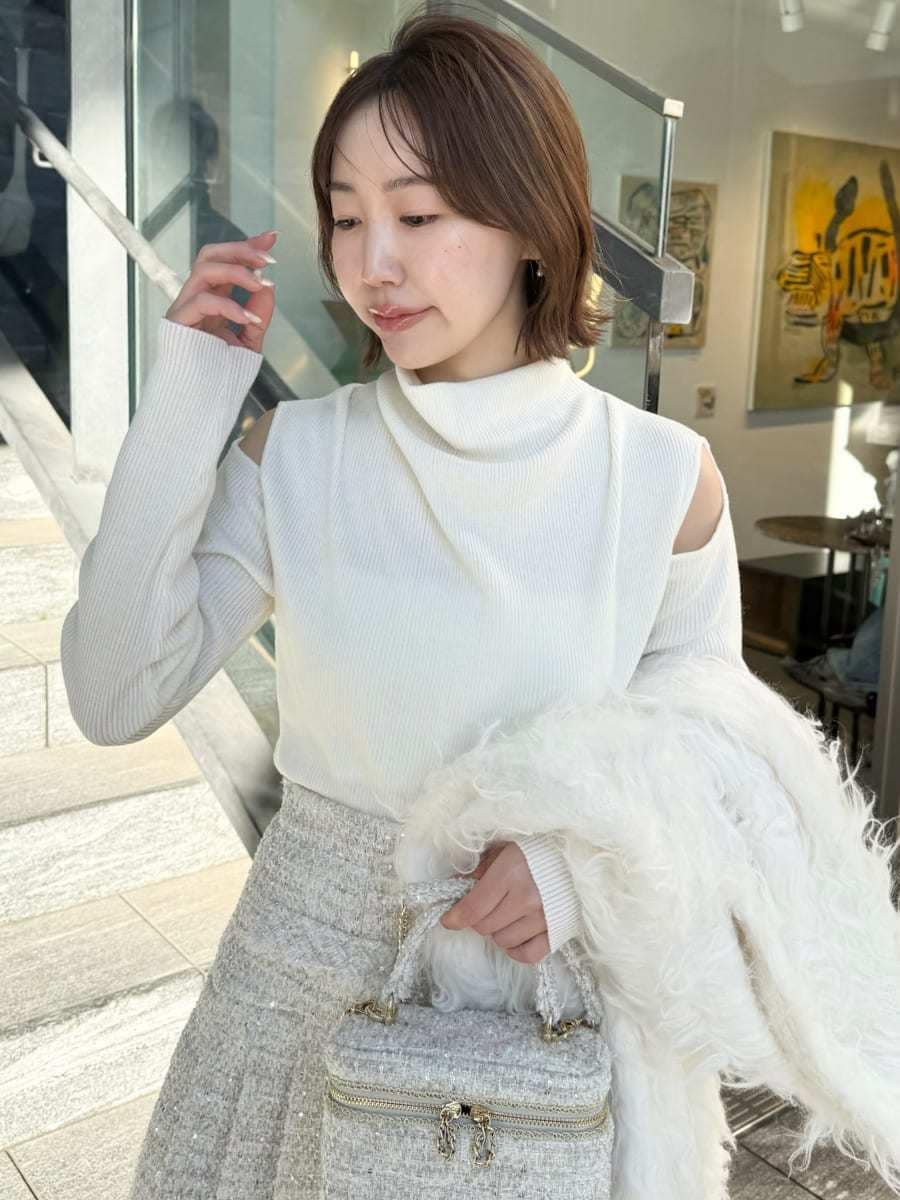 ホワイト系のスカート、ホワイト系のカーディガン/ボレロ、ホワイト系のハンドバッグを着用したレディースの冬コーディネートの6枚目の写真