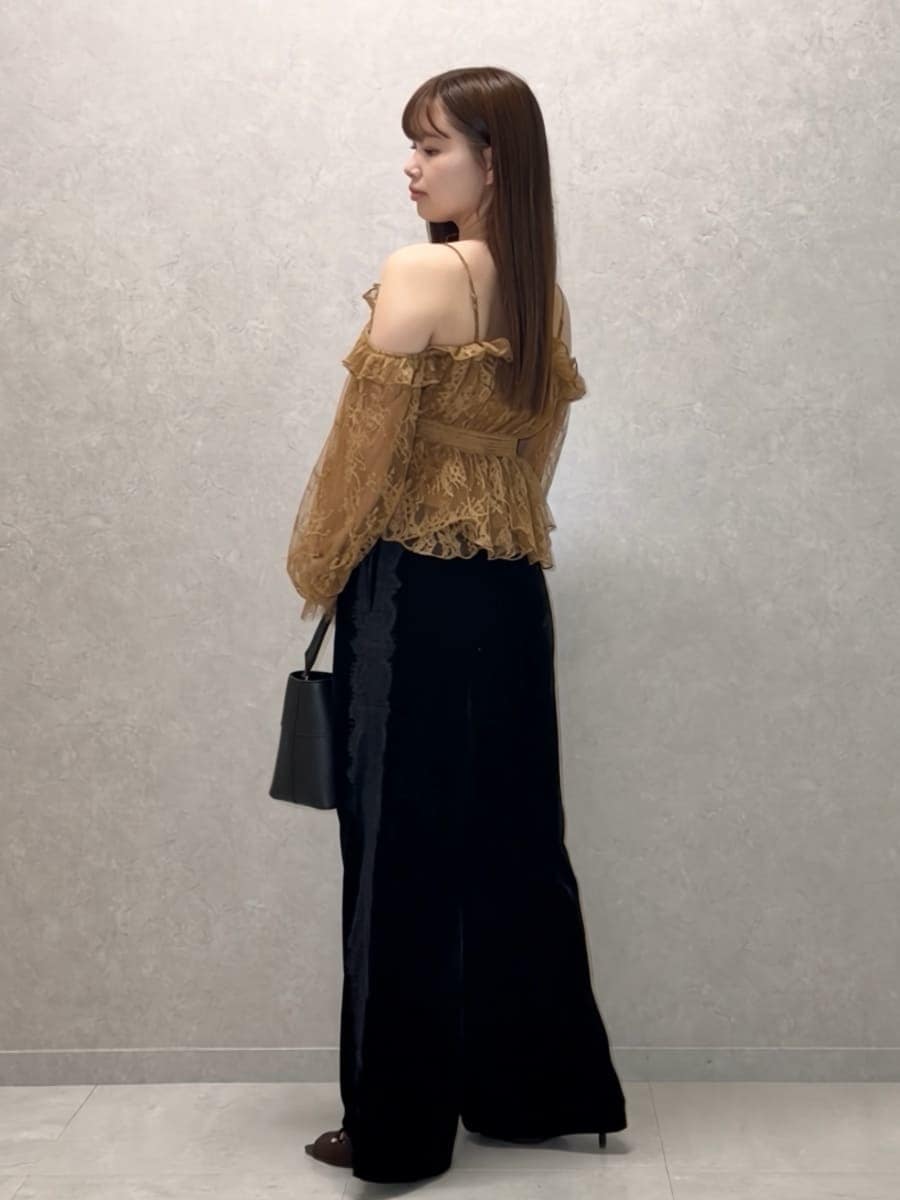ブラック系のハンドバッグ、ブラック系のその他パンツ、イエロー系のシャツ/ブラウスを着用したレディースの秋コーディネートの3枚目の写真
