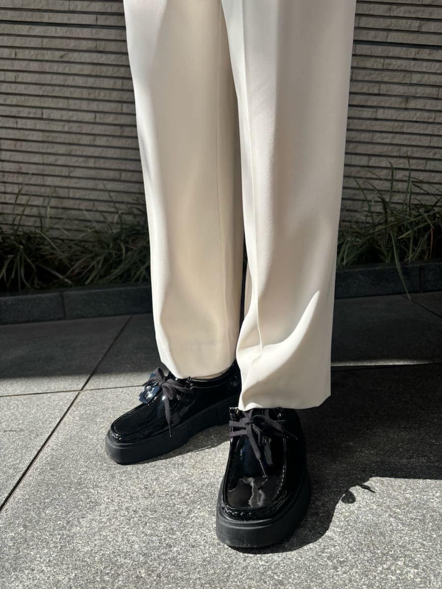 ホワイト系のその他パンツ、ブラック系のシャツ/ブラウス、イエロー系のショルダーバッグを着用したレディースの冬コーディネートの6枚目の写真