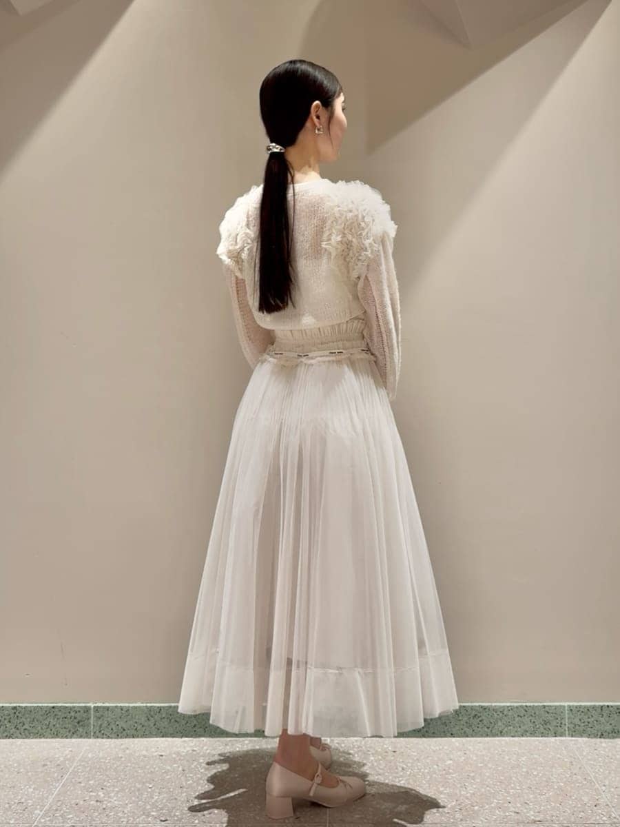 ホワイト系のカーディガン/ボレロ、ホワイト系のスカート、ピンク系のパンプスを着用したレディースの夏コーディネートの3枚目の写真