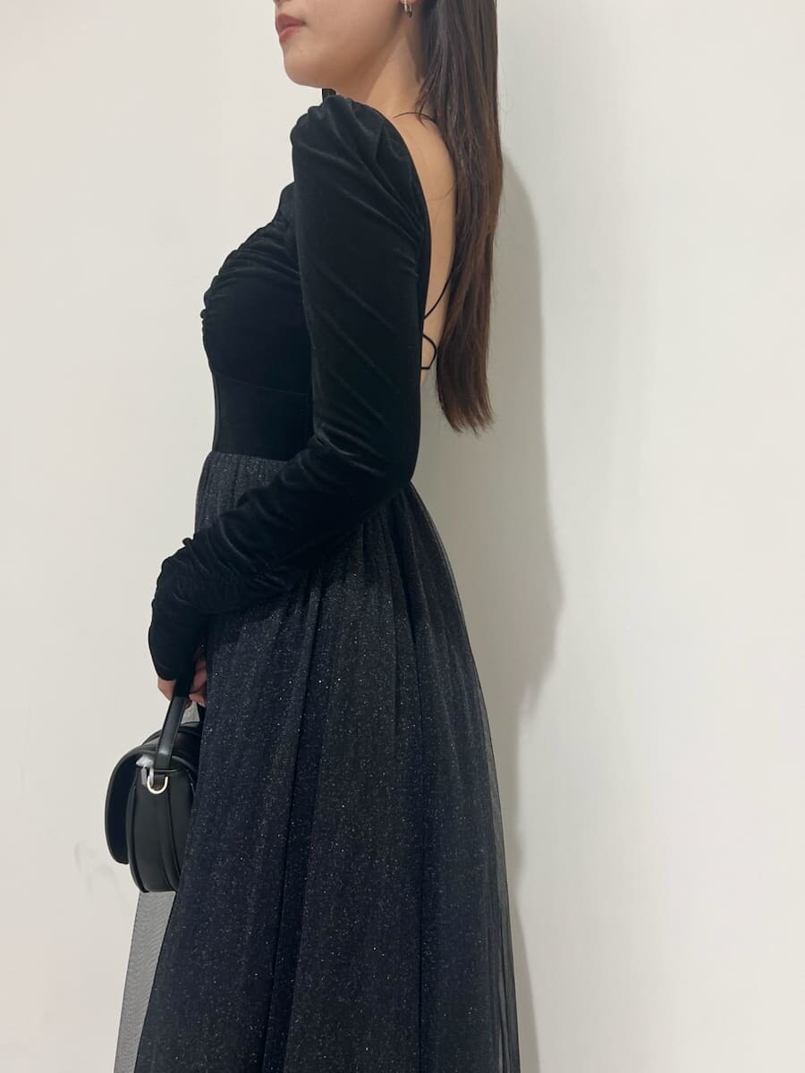 ブラック系のワンピース、ブラック系のハンドバッグ、ブラック系のパンプスを着用したレディースの夏コーディネートの4枚目の写真