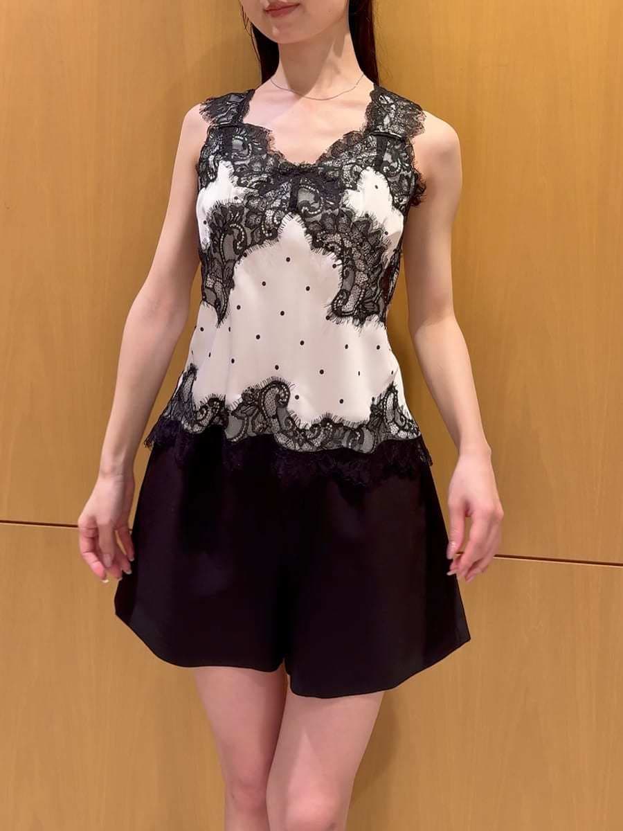 ブラック系のその他パンツ、その他のキャミソールを着用したレディースの夏コーディネートの5枚目の写真