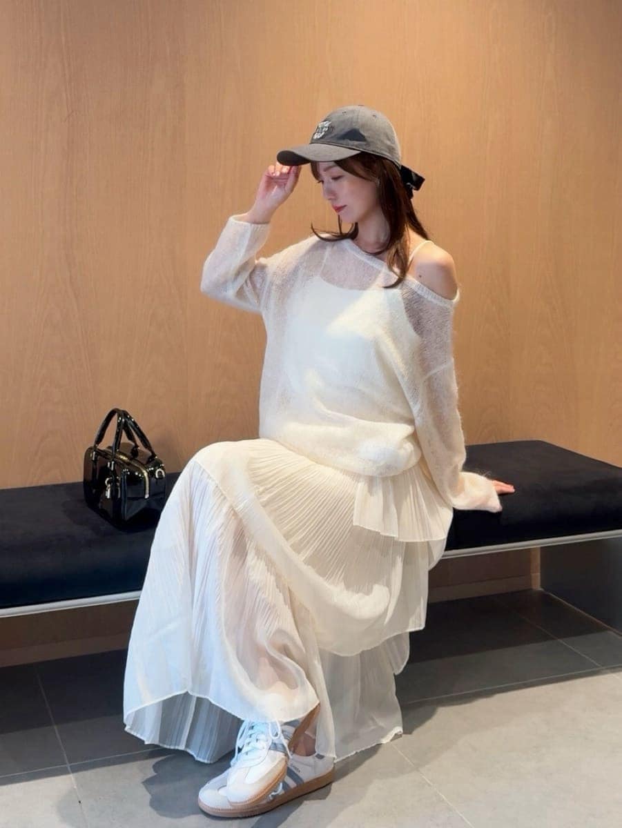 ホワイト系のニット/セーター、ホワイト系のスカート、ホワイト系のキャミソールを着用したレディースの秋コーディネートの3枚目の写真