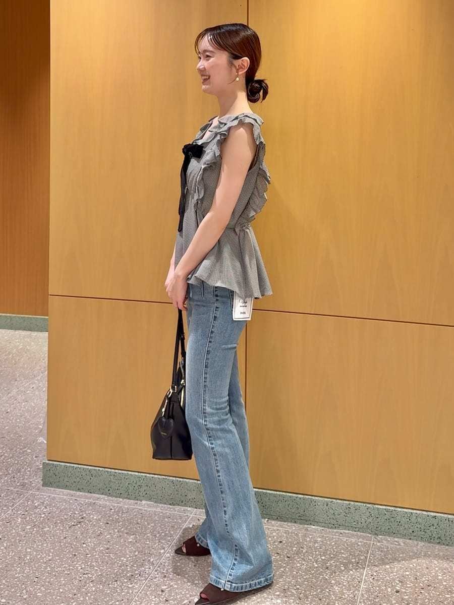 その他のシャツ/ブラウス、ブラウン系のサンダル、ブラック系のショルダーバッグを着用したレディースの夏コーディネートの2枚目の写真