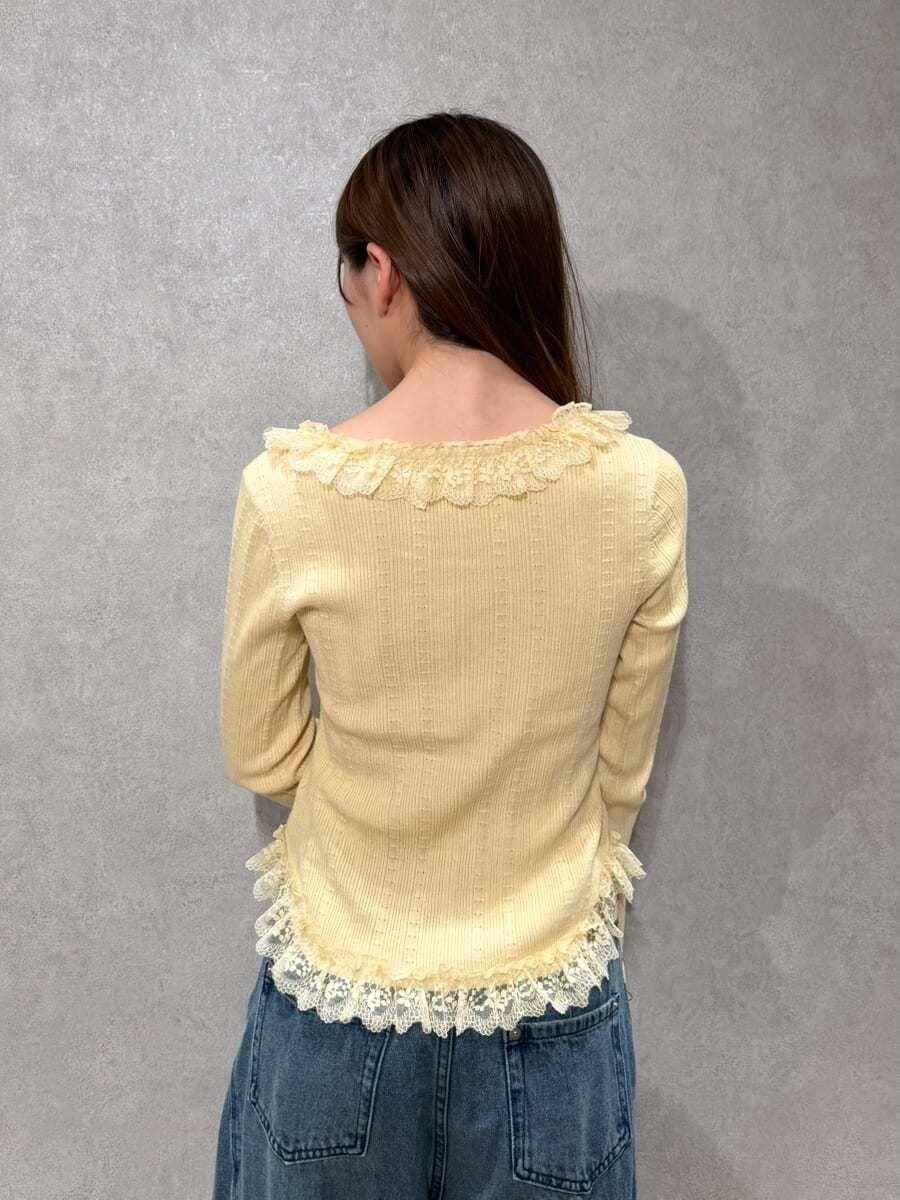 ブルー系のデニムパンツ、イエロー系のニット/セーター、ブラウン系のサンダルを着用したレディースの夏コーディネートの7枚目の写真