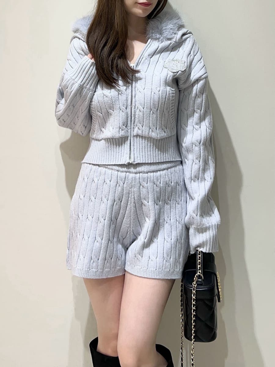 ブルー系のその他パンツ、ブルー系のパーカー、その他のブーツを着用したレディースの秋コーディネートの2枚目の写真