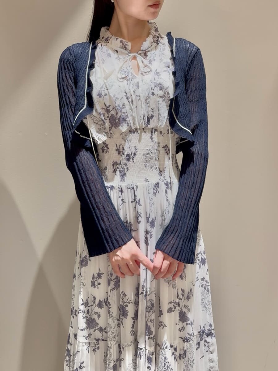 ホワイト系のワンピース、ブルー系のカーディガン/ボレロ、ブラック系のブーツを着用したレディースの秋コーディネートの4枚目の写真