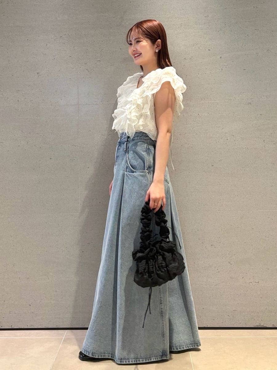 その他のシャツ/ブラウス、ブラック系のパンプスを着用したレディースの春コーディネートの3枚目の写真