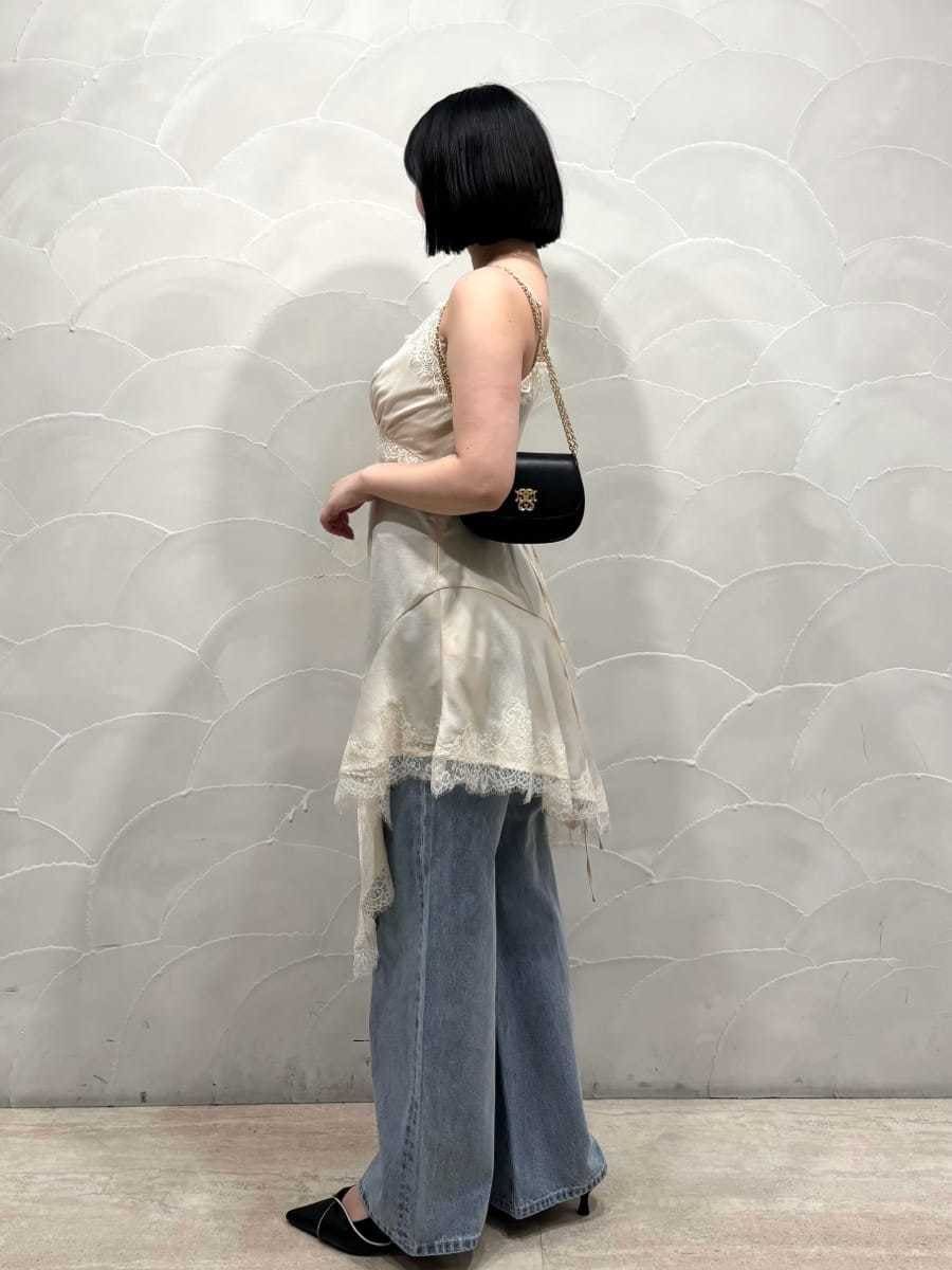 ベージュ系のテーラードジャケット、ブルー系のデニムパンツ、ホワイト系のキャミソールを着用したレディースの春コーディネートの5枚目の写真