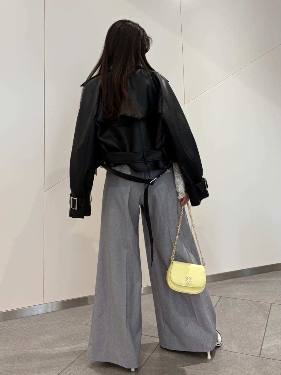 ブラック系のトレンチコート、グレー系のその他パンツ、ホワイト系のTシャツ/カットソーを着用したレディースの冬コーディネートの4枚目の写真