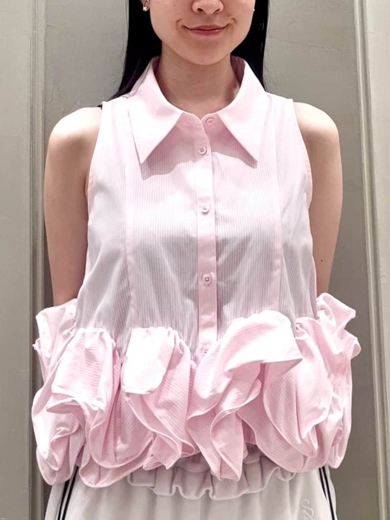 ブラック系のパンプス、ホワイト系のその他パンツ、ピンク系のシャツ/ブラウスを着用したレディースの春コーディネートの5枚目の写真