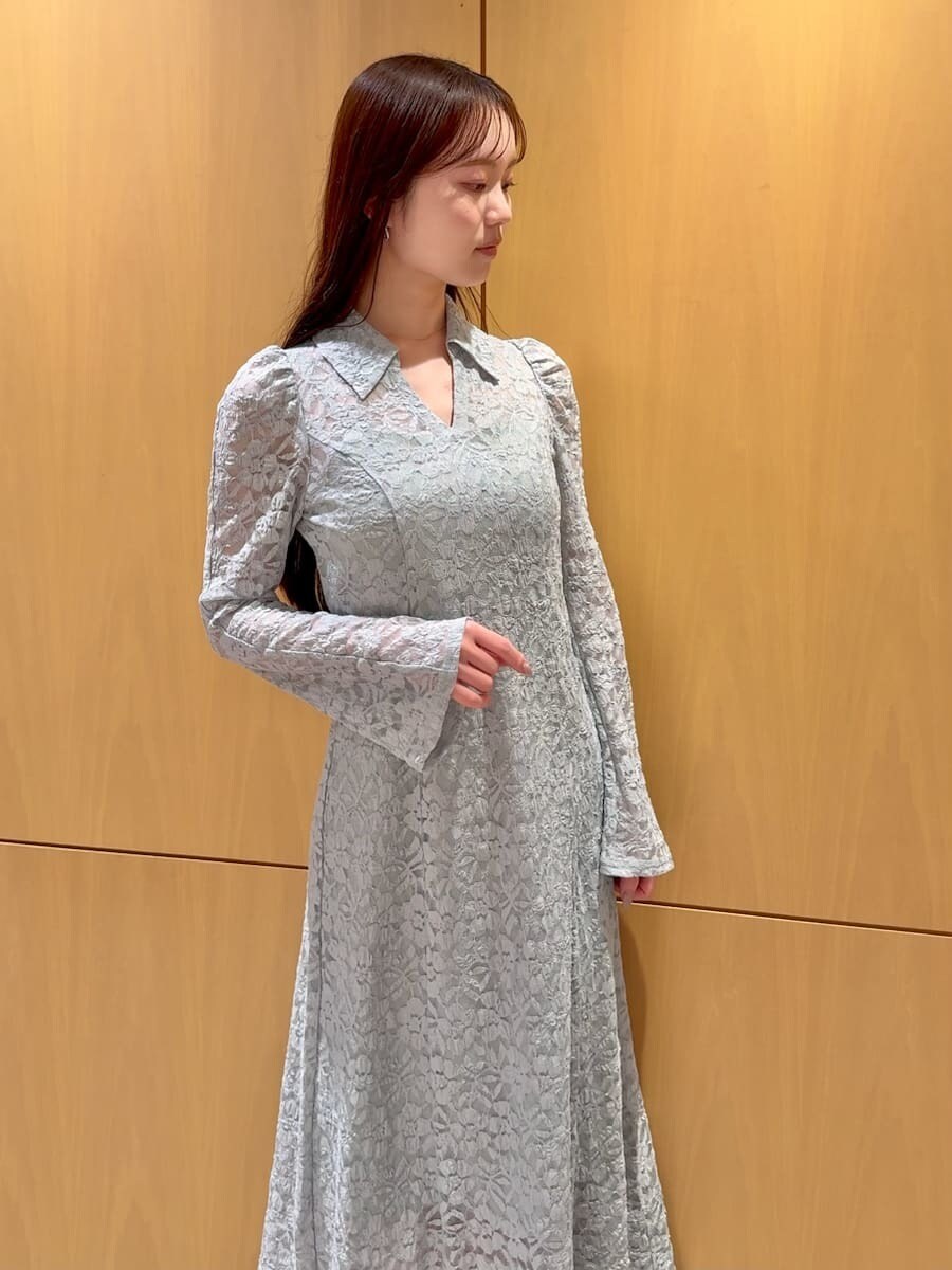 ホワイト系のブルゾン、グリーン系のワンピースを着用したレディースの冬コーディネートの7枚目の写真