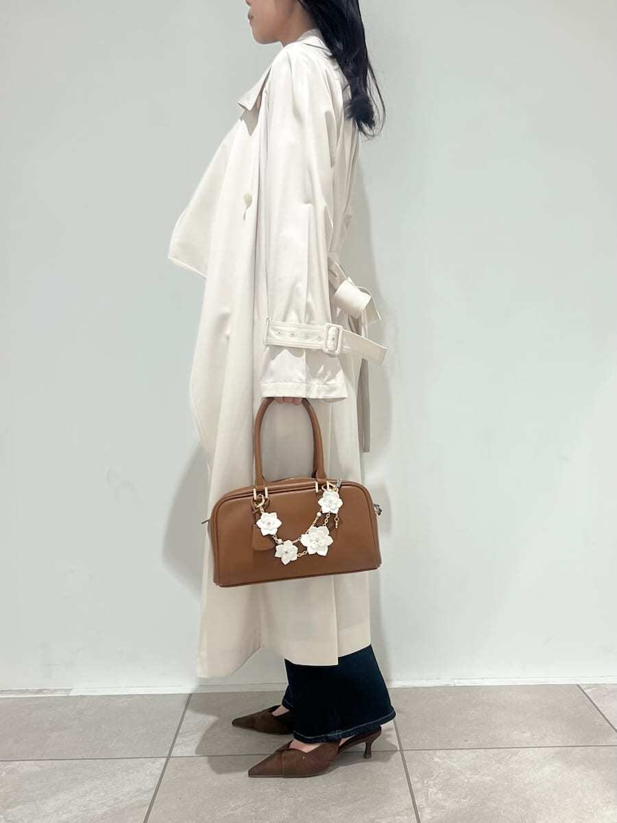 ブルー系のその他パンツ、ホワイト系のトレンチコート、ブラウン系のパンプスを着用したレディースの冬コーディネートの2枚目の写真