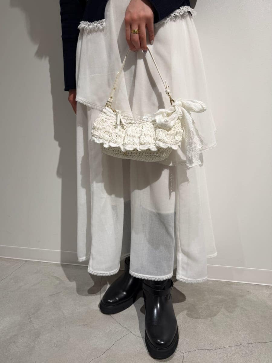 ブラック系のブーツ、ホワイト系のスカート、ブルー系のニット/セーターを着用したレディースの冬コーディネートの8枚目の写真