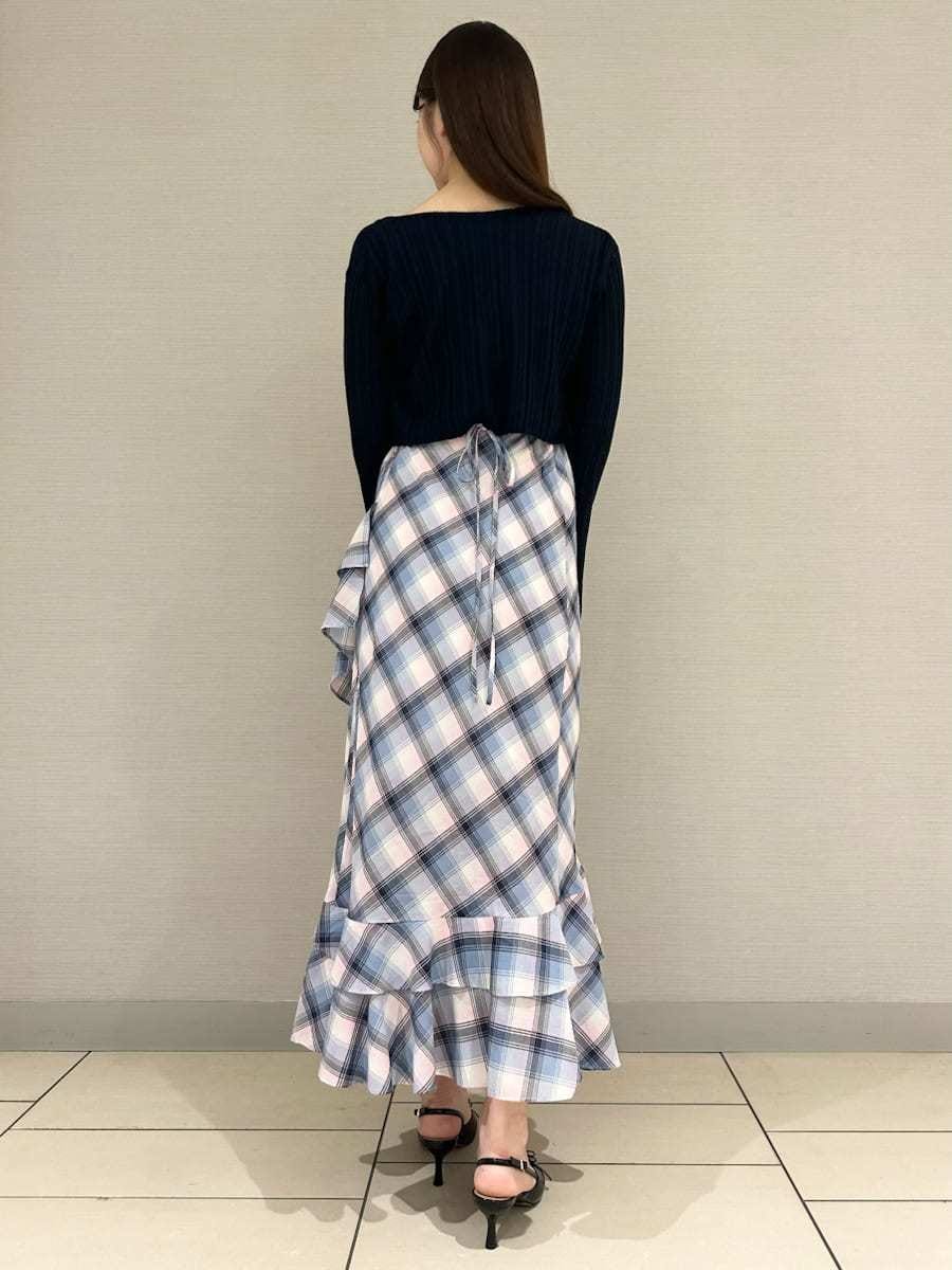 ブルー系のワンピース、ブルー系のカーディガン/ボレロ、ブラック系のハンドバッグを着用したレディースの秋コーディネートの3枚目の写真