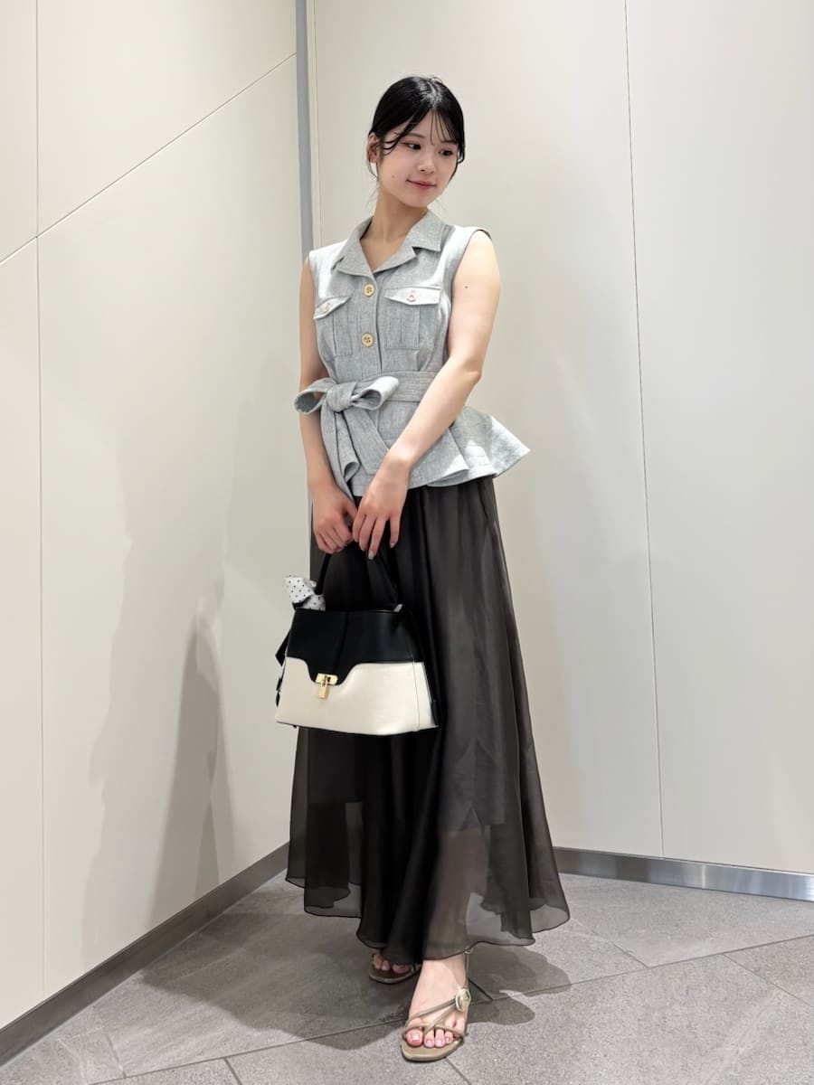 ブラウン系のサンダル、その他のハンドバッグ、グレー系のワンピースを着用したレディースの夏コーディネートの4枚目の写真