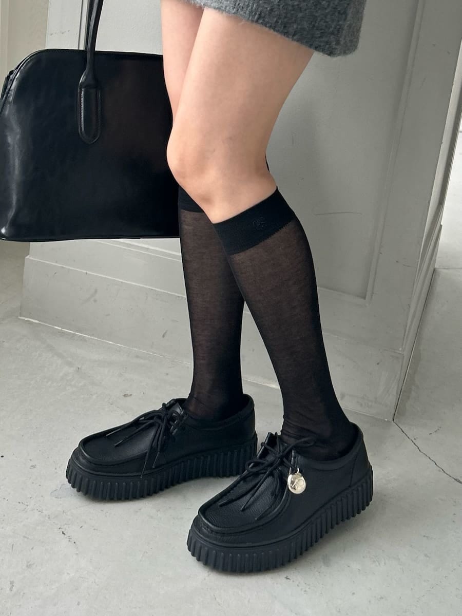 ブラウン系のブルゾン、グレー系のワンピース、ブラック系のハンドバッグを着用したレディースの夏コーディネートの8枚目の写真