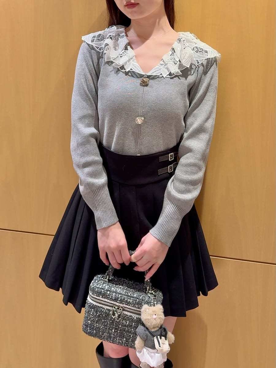 ブラック系のスカート、グレー系のハンドバッグ、その他のキーケース/キーアクセサリーを着用したレディースの冬コーディネートの5枚目の写真