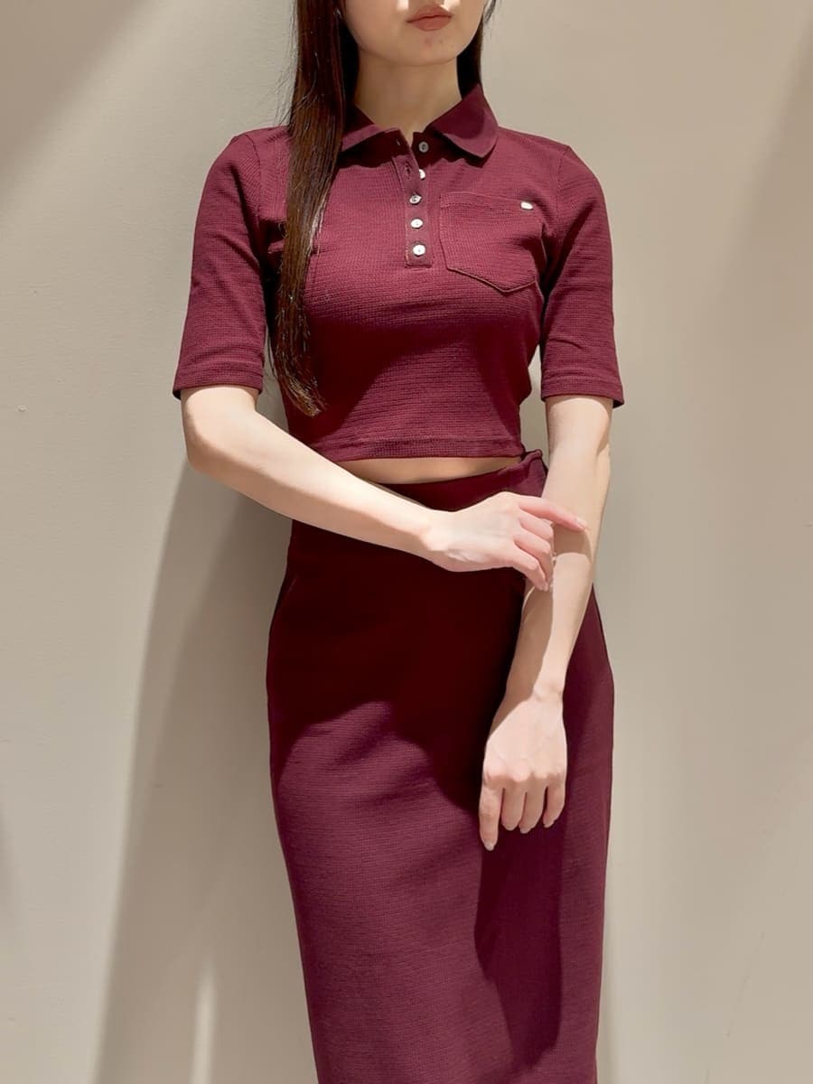 ブラウン系のワンピース、ブラウン系のボストンバッグ、ホワイト系のチャームを着用したレディースの秋コーディネートの4枚目の写真