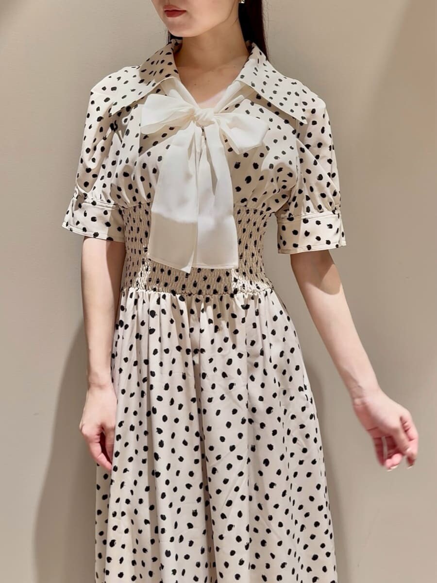 ホワイト系のワンピース、レッド系のショルダーバッグを着用したレディースの夏コーディネートの4枚目の写真