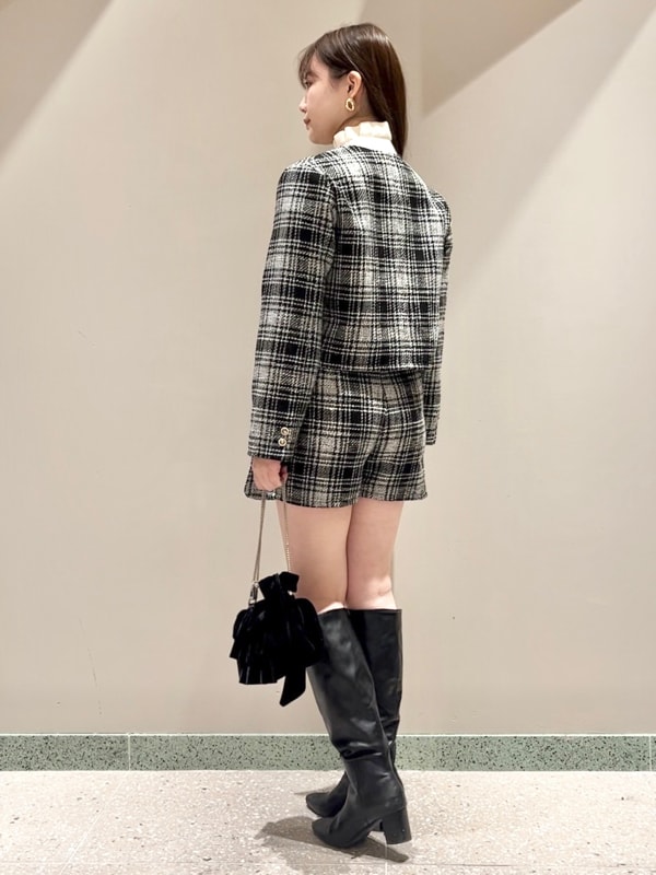 その他のその他アウター、ホワイト系のニット/セーター、その他のその他パンツを着用したレディースの秋コーディネートの3枚目の写真