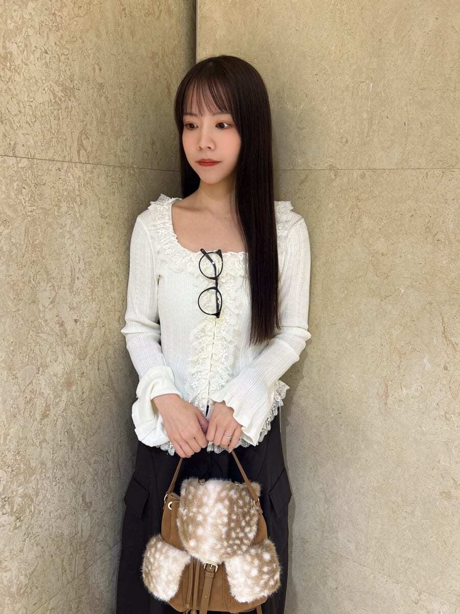 ブラウン系のその他パンツ、ホワイト系のニット/セーター、ブラック系のサンダルを着用したレディースの夏コーディネートの3枚目の写真