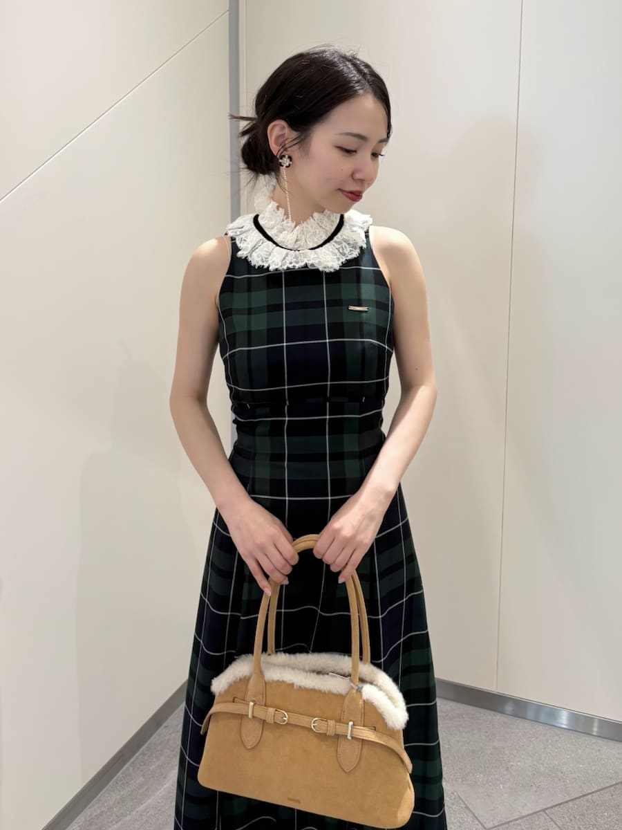 ブルー系のワンピース、ブラウン系のサンダル、イエロー系のボストンバッグを着用したレディースの夏コーディネートの5枚目の写真