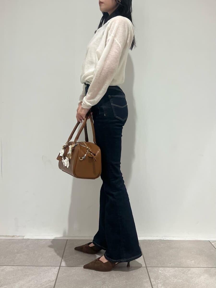 ブルー系のその他パンツ、ホワイト系のトレンチコート、ブラウン系のパンプスを着用したレディースの冬コーディネートの7枚目の写真