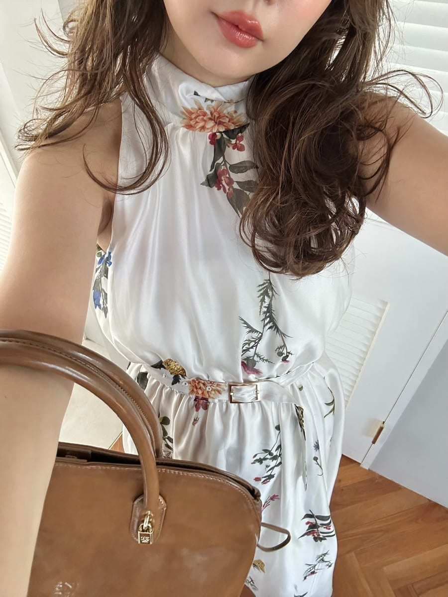 ブラウン系のハンドバッグを着用したレディースの秋コーディネートの2枚目の写真