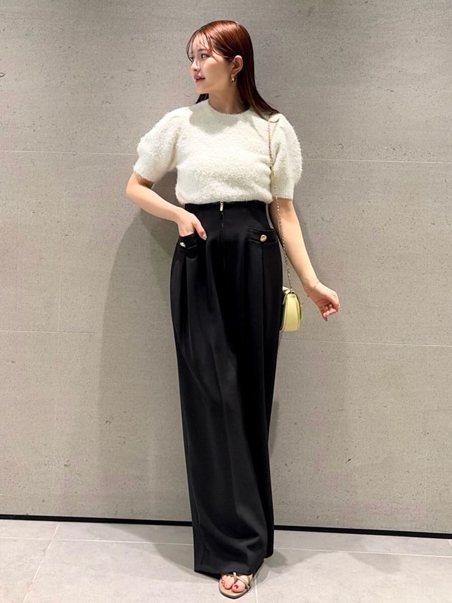 ブラック系のその他パンツ、ホワイト系のニット/セーター、ブラウン系のサンダルを着用したレディースの春コーディネートの3枚目の写真