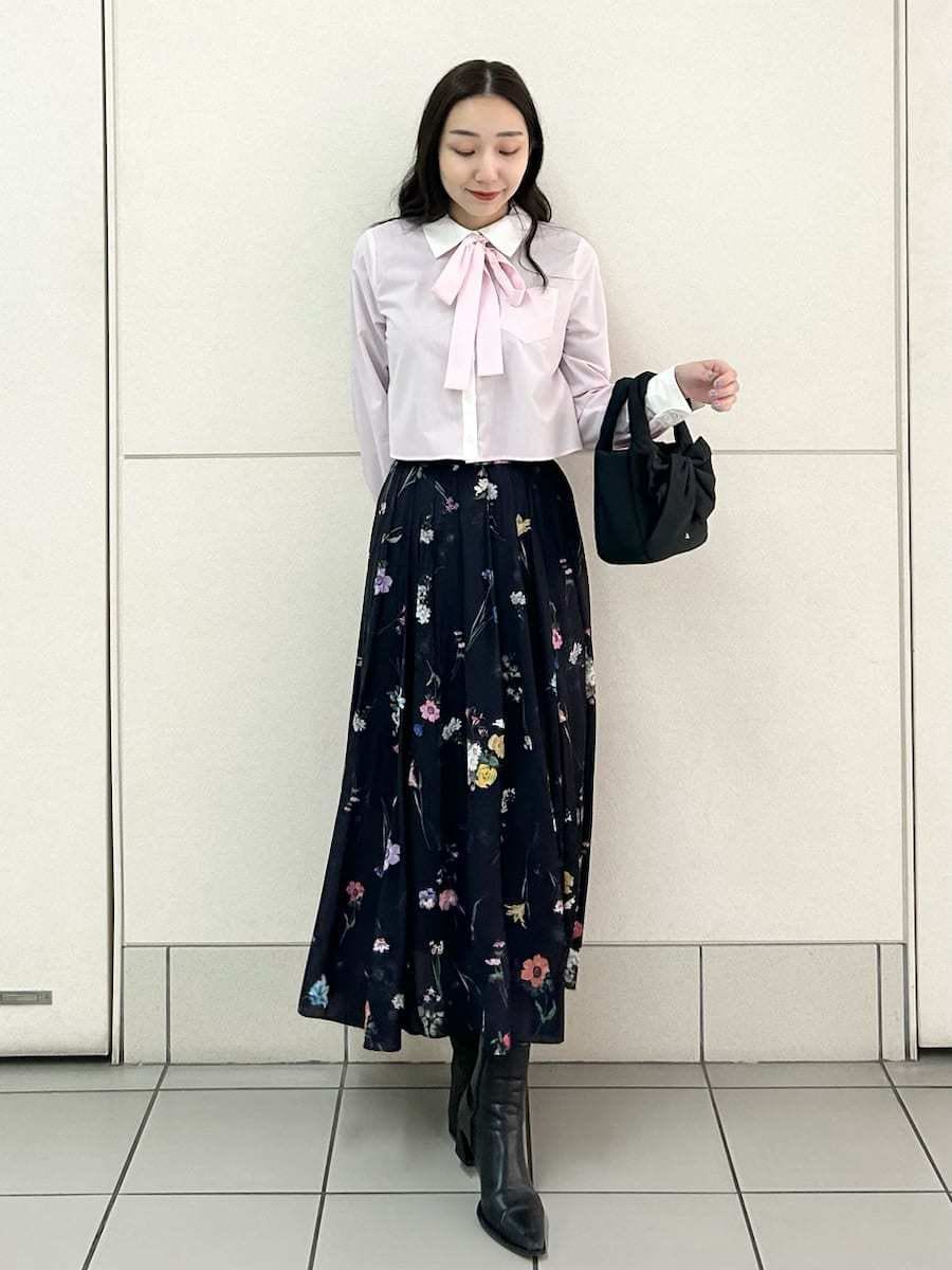 ブルー系のスカート、ピンク系のシャツ/ブラウスを着用したレディースの冬コーディネートの2枚目の写真