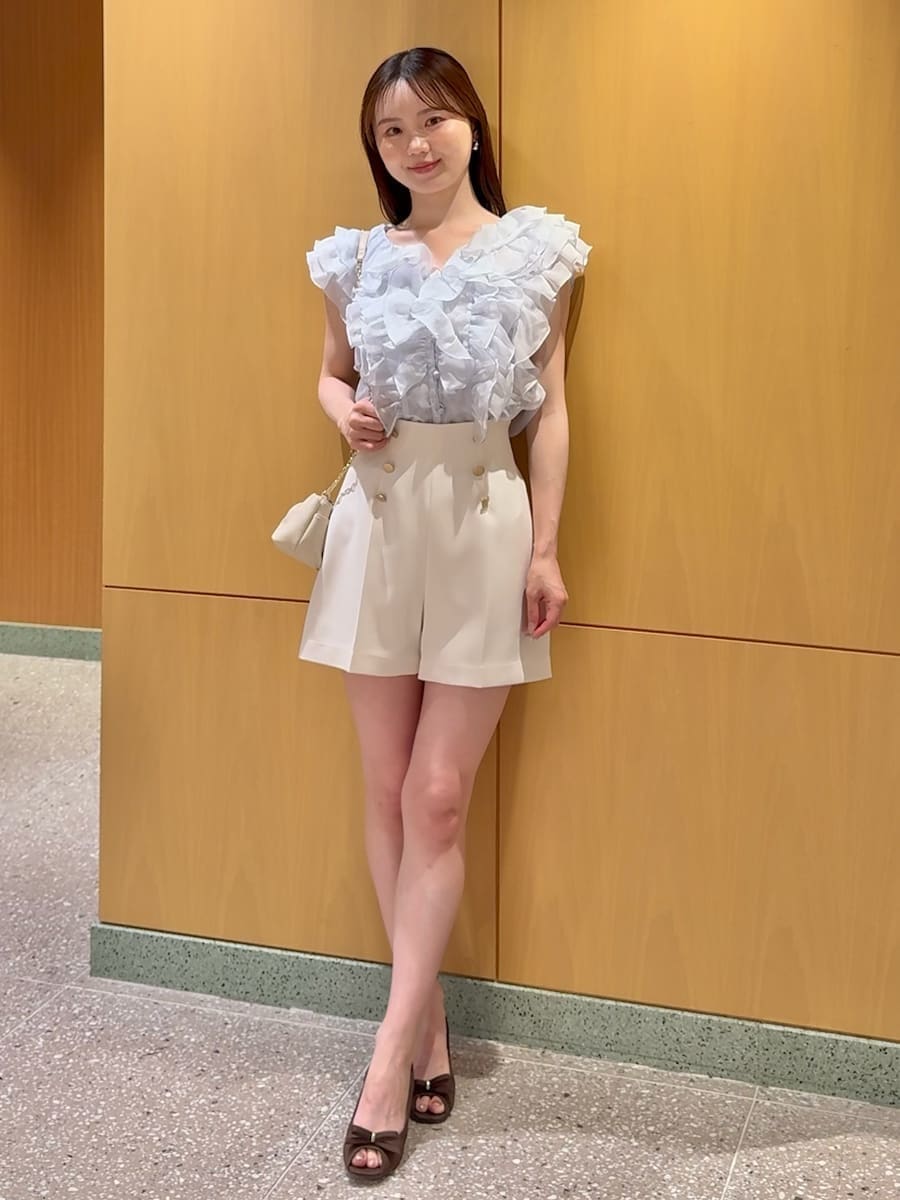 ホワイト系のその他パンツ、ブルー系のシャツ/ブラウスを着用したレディースの夏コーディネートの3枚目の写真