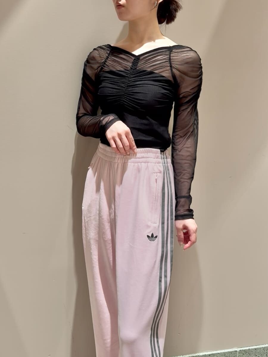 ブラック系のTシャツ/カットソー、ブラック系のブーツ、ブラック系のボストンバッグを着用したレディースの秋コーディネートの5枚目の写真