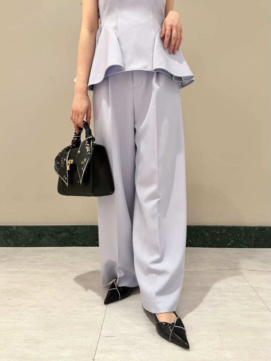 ブルー系のワンピース、ブラック系のパンプス、ブラック系のハンドバッグを着用したレディースの春コーディネートの5枚目の写真