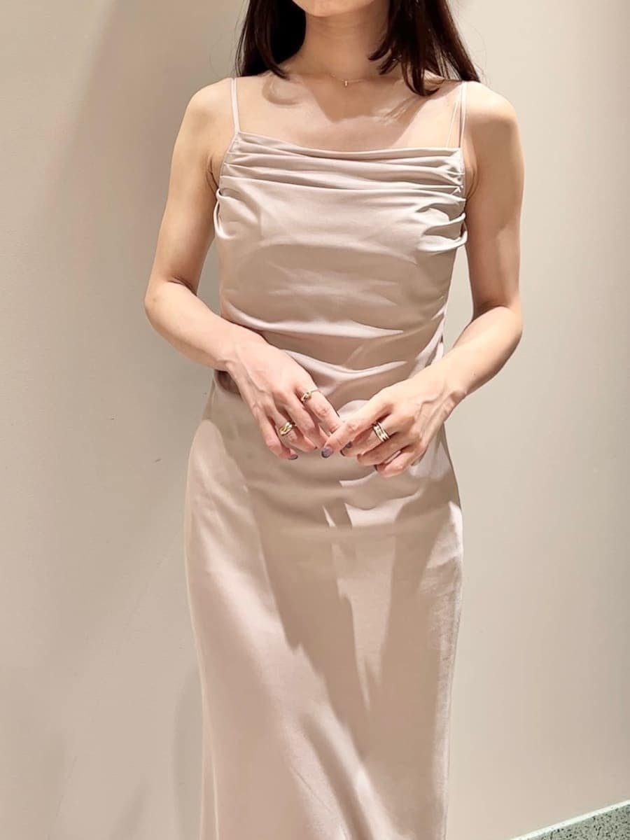 グレー系のテーラードジャケット、ホワイト系のショルダーバッグを着用したレディースの秋コーディネートの5枚目の写真