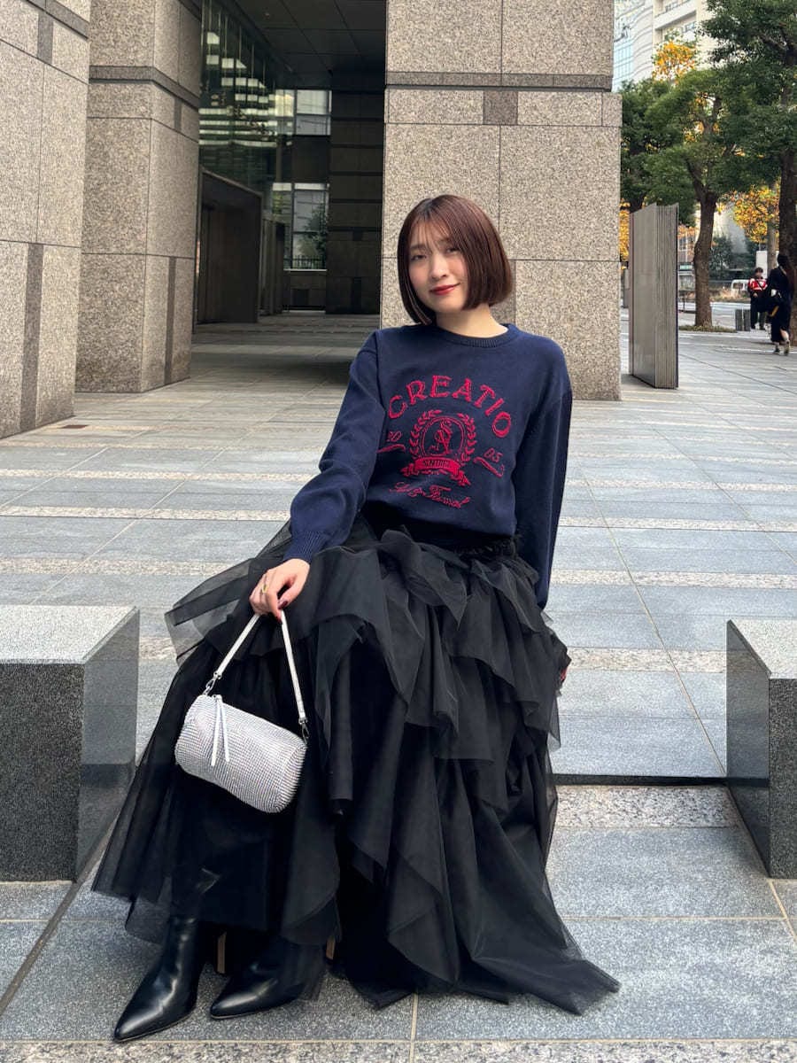 ブラック系のブーツ、ブルー系のニット/セーターを着用したレディースの冬コーディネートの2枚目の写真