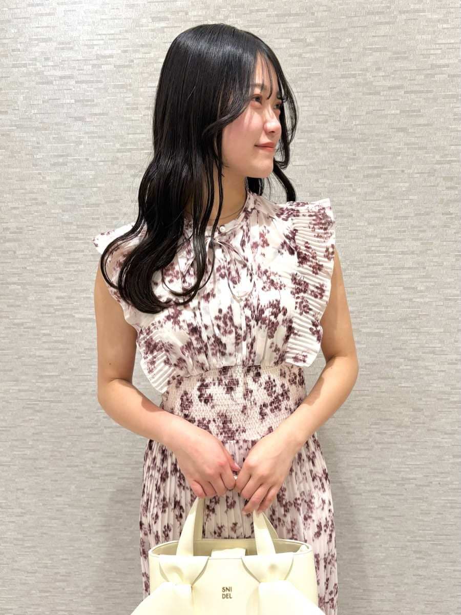 ピンク系のワンピース、ホワイト系のテーラードジャケット、ホワイト系のハンドバッグを着用したレディースの冬コーディネートの6枚目の写真