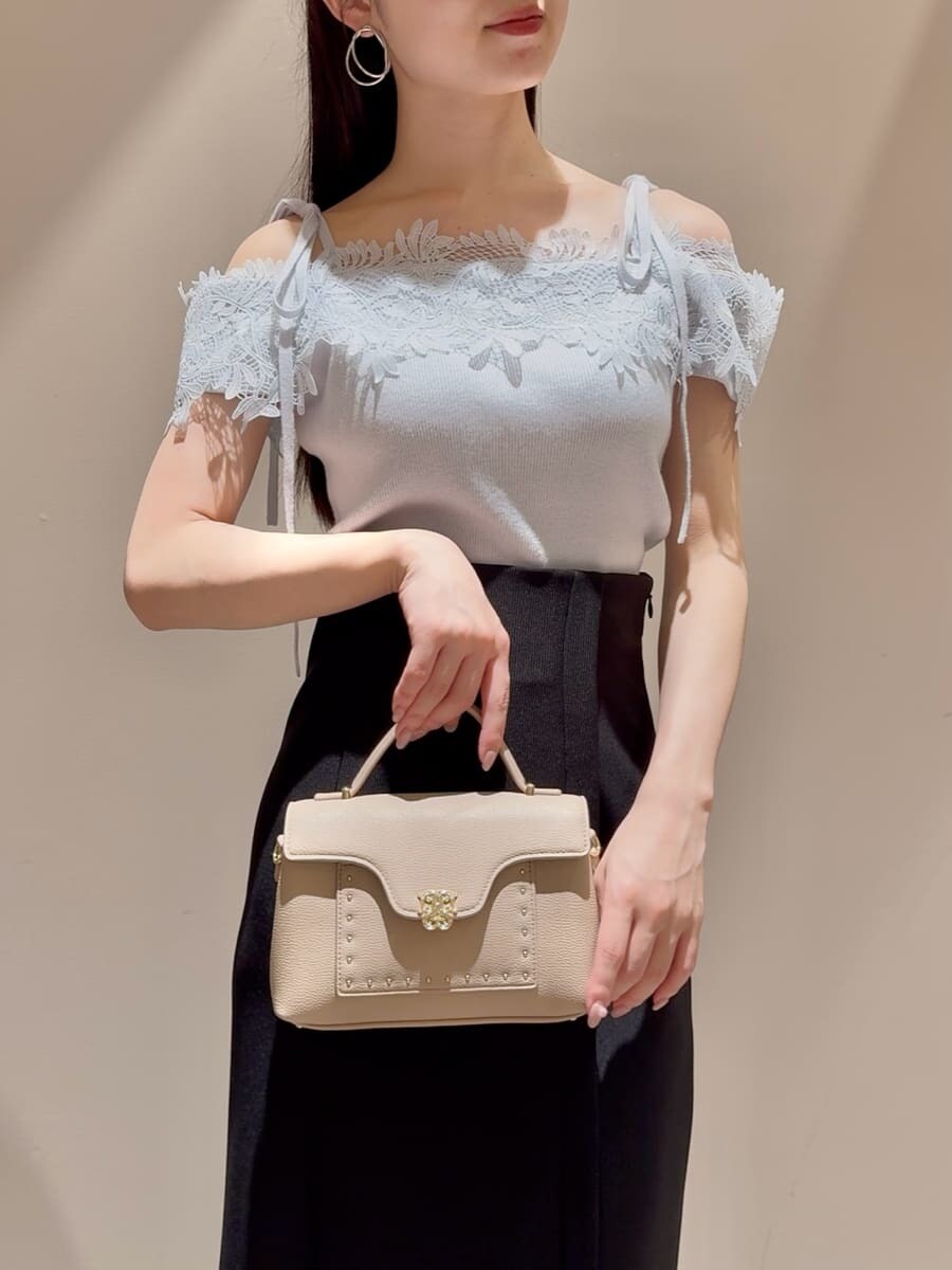 ブルー系のニット/セーター、ブラック系のスカート、ブラック系のローファーを着用したレディースの夏コーディネートの6枚目の写真