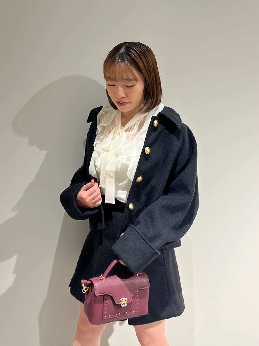 ブラック系のブルゾン、ホワイト系のシャツ/ブラウス、ブラック系のスカートを着用したレディースの秋コーディネートの4枚目の写真