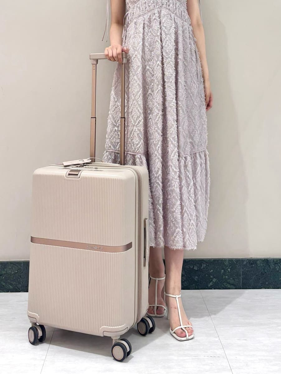 ピンク系のワンピース、ベージュ系のショルダーバッグ、ホワイト系のサンダルを着用したレディースの夏コーディネートの5枚目の写真