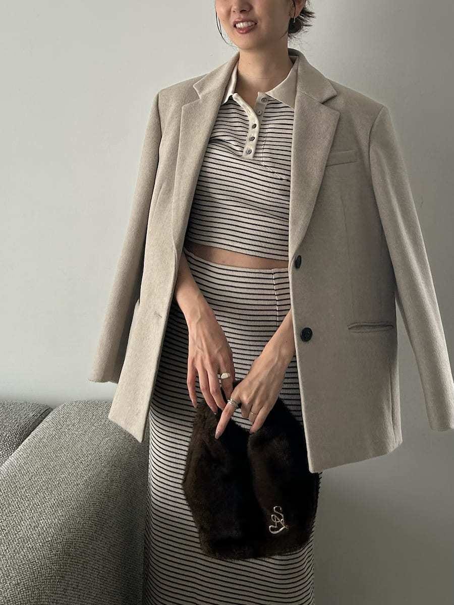 ホワイト系のワンピース、ブラウン系のブーツを着用したレディースの秋コーディネートの8枚目の写真