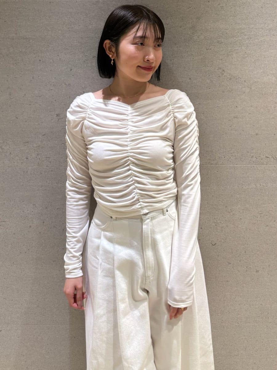 ホワイト系のTシャツ/カットソーを着用したレディースの冬コーディネートの7枚目の写真