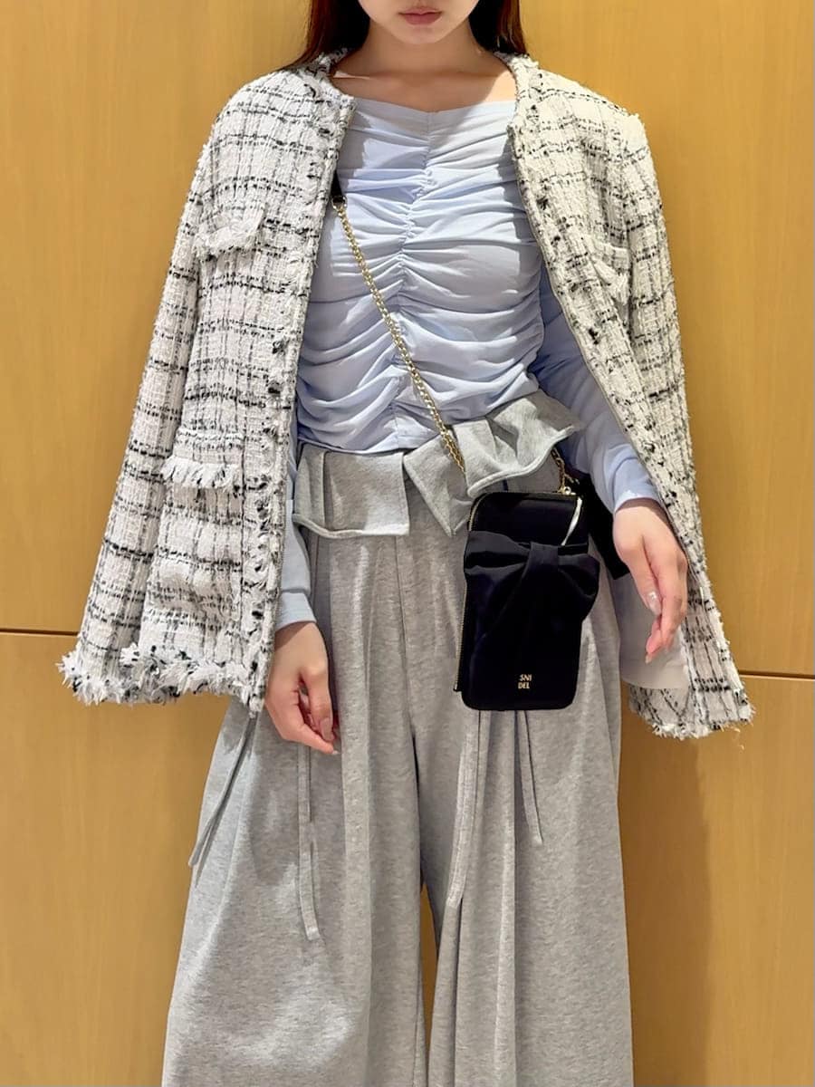 ホワイト系のノーカラージャケット、グレー系のその他パンツ、ブルー系のTシャツ/カットソーを着用したレディースの冬コーディネートの5枚目の写真